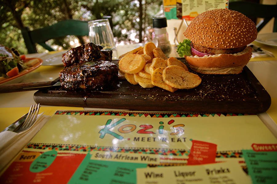 Kozi's Meet 'n eat: Το νέο στέκι του Έλληνα που ήρθε από την Αφρική και μαγεύει με τις αφρικανικές συνταγές του [εικόνες] | iefimerida.gr 2