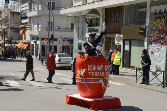 Πασχαλινό αυγό έκπληξη έκρυβε έναν τροχονόμο -Τι έκανε στους δρόμους της Κοζάνης; [εικόνα&βίντεο] | iefimerida.gr 0