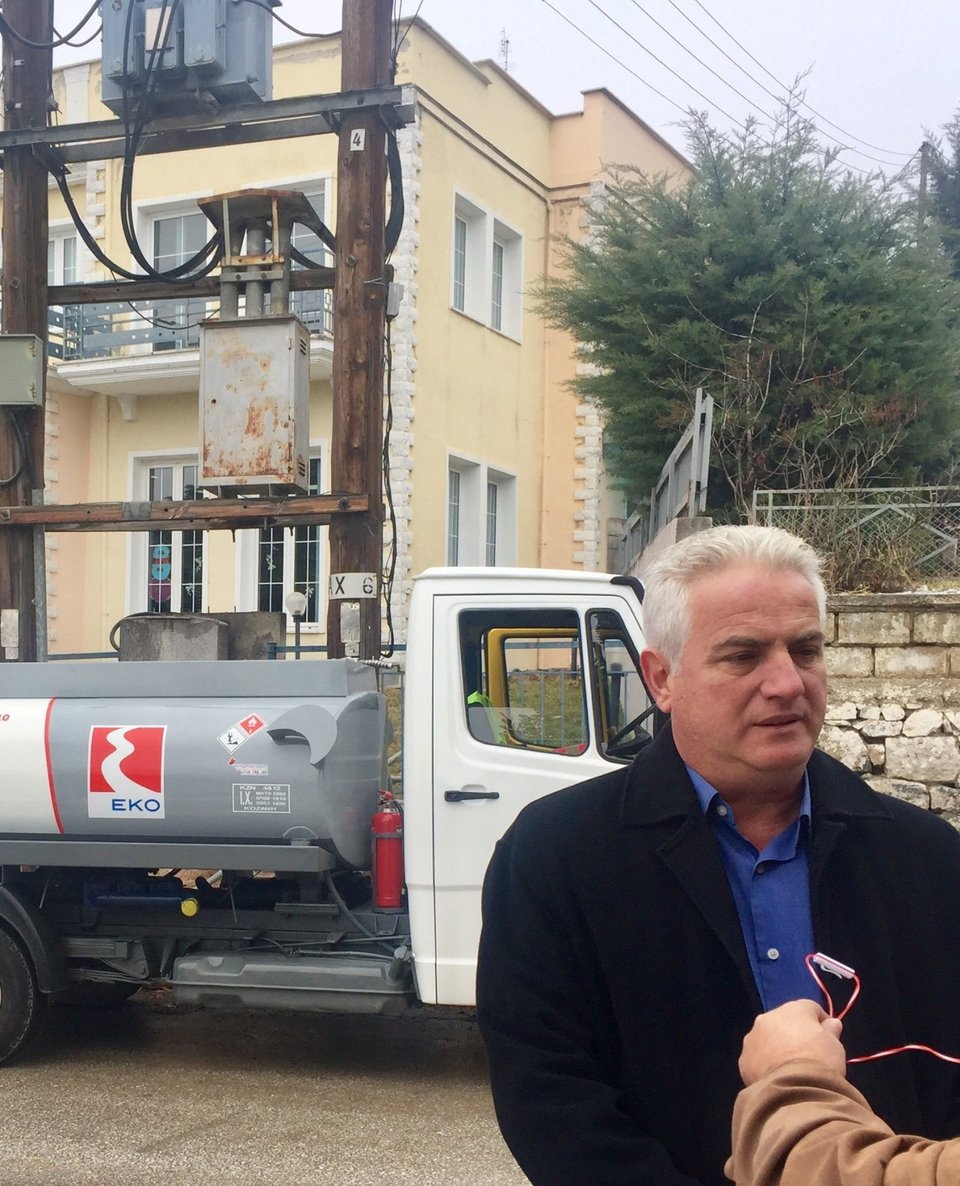Ο κ. Π. Στεργιούλης, Πρόεδρος των ΚΕΚ ΑΜΕΑ «Ειδικό Εργαστήρι Πτολεμαΐδας» σε δηλώσεις του κατά την παράδοση πετρελαίου θέρμανσης από βυτιοφόρο της ΕΚΟ.