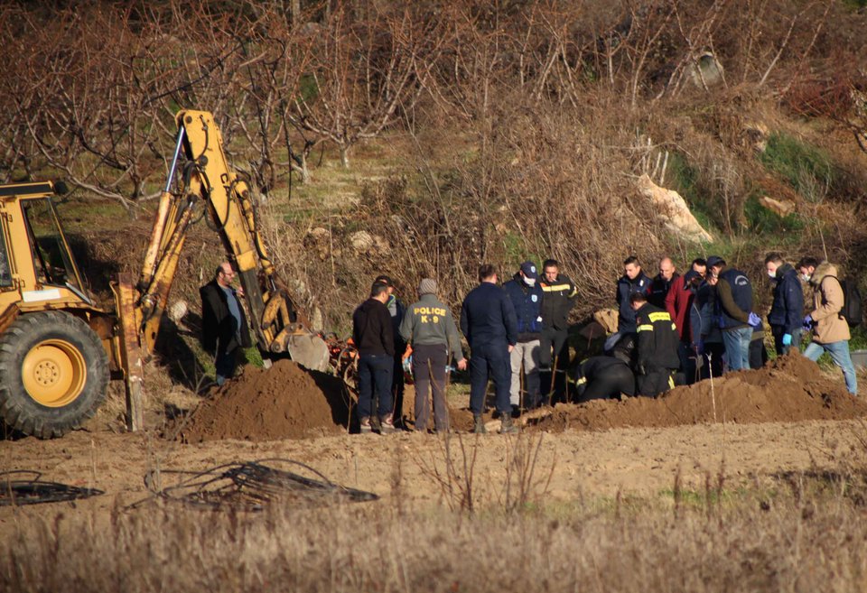 Σε αυτό το χωράφι έθαψε την 37χρονη ο συζυγοκτόνος της Κοζάνης [εικόνες] | iefimerida.gr 0