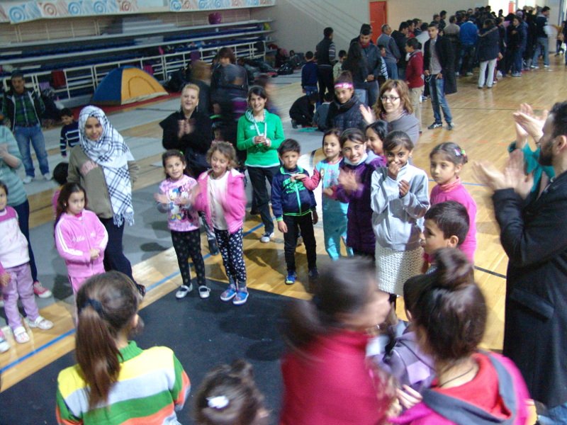 Ηθοποιοί του ΔΗΠΕΘΕ Κοζάνης παίζουν με τα μικρά προσφυγόπουλα [εικόνες] | iefimerida.gr 1