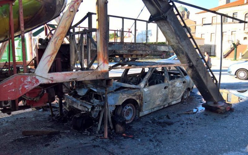 Τρόμος σε λούνα παρκ στην Κοζάνη -Αυτοκίνητο «καρφώθηκε» σε παιχνίδι [εικόνες] | iefimerida.gr 1