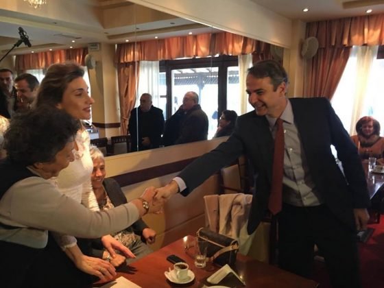 Η βόλτα του Κυριάκου Μητσοτάκη στα Σιάτιστα Κοζάνης -«Δυνατό το τσίπουρο...» [εικόνες & βίντεο] | iefimerida.gr 1