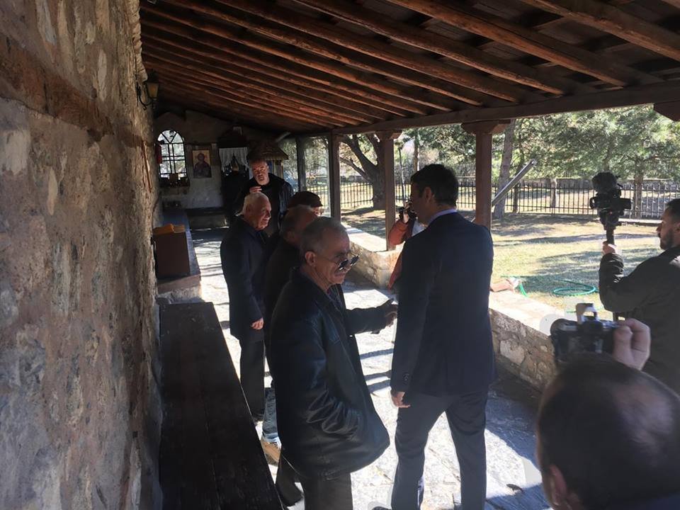 Η βόλτα του Κυριάκου Μητσοτάκη στα Σιάτιστα Κοζάνης -«Δυνατό το τσίπουρο...» [εικόνες & βίντεο] | iefimerida.gr 2