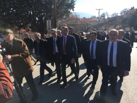 Η βόλτα του Κυριάκου Μητσοτάκη στα Σιάτιστα Κοζάνης -«Δυνατό το τσίπουρο...» [εικόνες & βίντεο] | iefimerida.gr 3