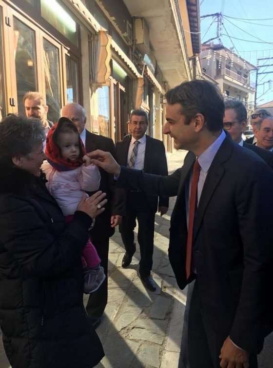 Η βόλτα του Κυριάκου Μητσοτάκη στα Σιάτιστα Κοζάνης -«Δυνατό το τσίπουρο...» [εικόνες & βίντεο] | iefimerida.gr 4