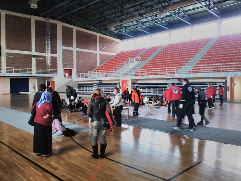 Γυναίκες στην Κοζάνη γιορτάζουν μαγειρεύοντας 900 μερίδες για τους πρόσφυγες  | iefimerida.gr 0