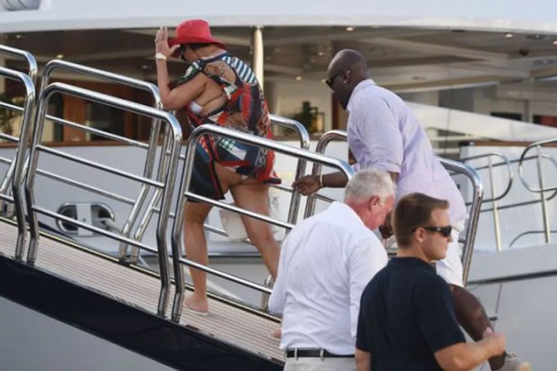 Αγνώριστη η μητέρα των Καρντάσιανς -Πήρε 32 κιλά και κρύβεται [εικόνες]  | iefimerida.gr 0