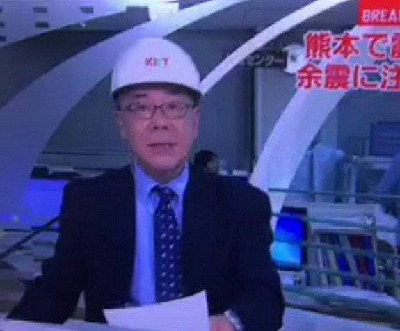 Ιαπωνία: Με κράνη οι παρουσιαστές των ειδήσεων μετά το σεισμό [εικόνες]  | iefimerida.gr 1