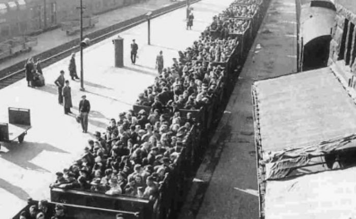 Λίγα λουλούδια στη μνήμη των Εβραίων της Θεσσαλονίκης που οδηγήθηκαν στα στρατόπεδα συγκέντρωσης [εικόνες] | iefimerida.gr 9