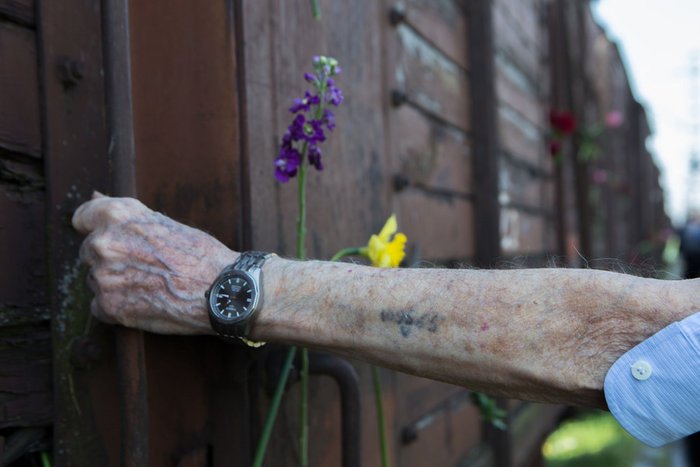 Λίγα λουλούδια στη μνήμη των Εβραίων της Θεσσαλονίκης που οδηγήθηκαν στα στρατόπεδα συγκέντρωσης [εικόνες] | iefimerida.gr 10