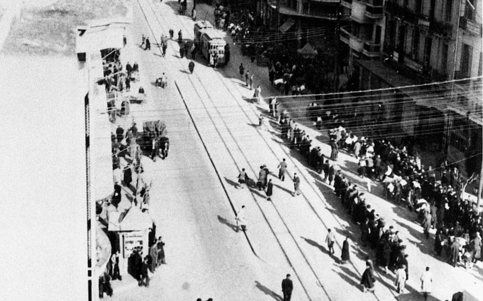 Λίγα λουλούδια στη μνήμη των Εβραίων της Θεσσαλονίκης που οδηγήθηκαν στα στρατόπεδα συγκέντρωσης [εικόνες] | iefimerida.gr 7