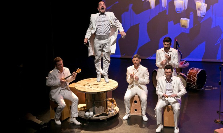 Ο Κραουνάκης πρωτοπορεί! Ανεβάζει παράσταση στην κεντρική Λαχαναγορά του Ρέντη  | iefimerida.gr 2