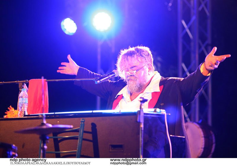 Δείτε φωτογραφίες από την πρωτοποριακή συναυλία του Σταμάτη Κραουνάκη στη Λαχαναγορά του Ρέντη [εικόνες] | iefimerida.gr 2