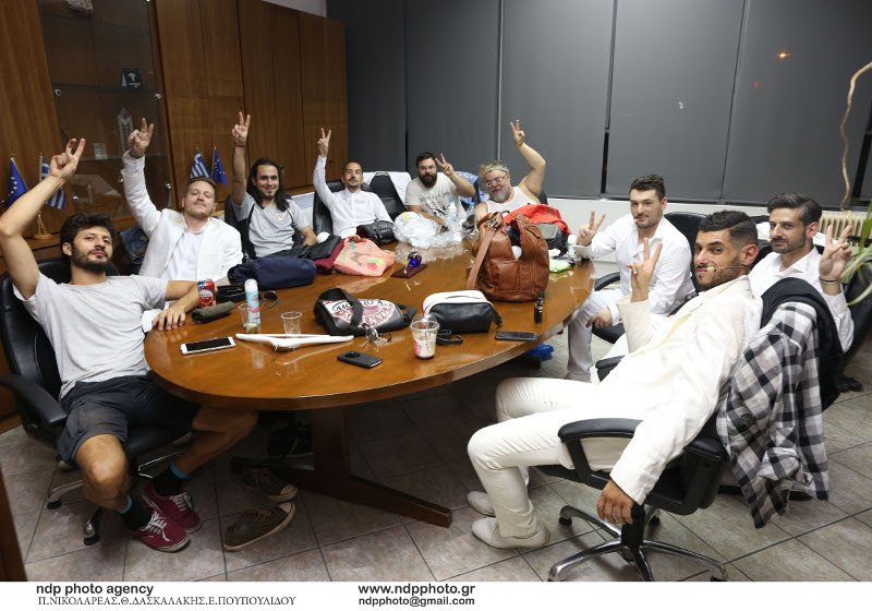 Δείτε φωτογραφίες από την πρωτοποριακή συναυλία του Σταμάτη Κραουνάκη στη Λαχαναγορά του Ρέντη [εικόνες] | iefimerida.gr 6