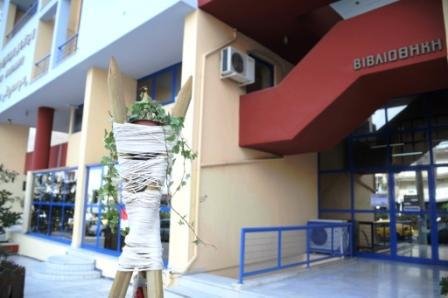 Κρεμάστρες αλληλεγγύης στο κέντρο της Αθήνας για ανταλλαγή τροφίμων και ρούχων [εικόνες]  | iefimerida.gr 0