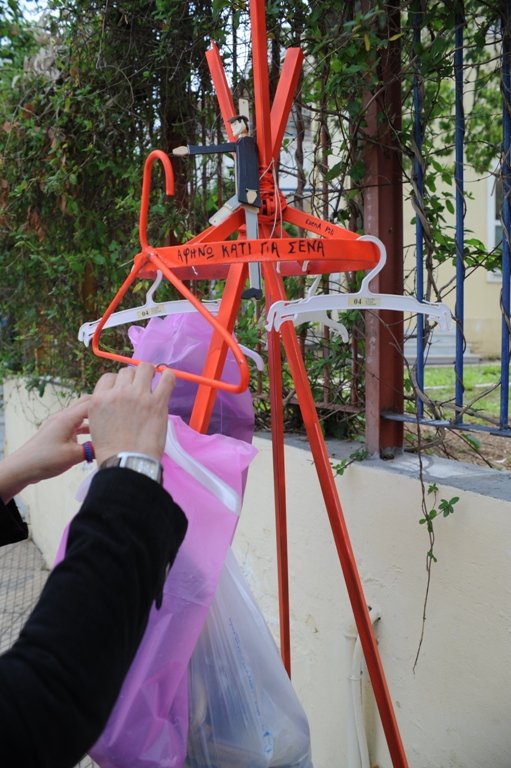 Κρεμάστρες αλληλεγγύης στο κέντρο της Αθήνας για ανταλλαγή τροφίμων και ρούχων [εικόνες]  | iefimerida.gr 1