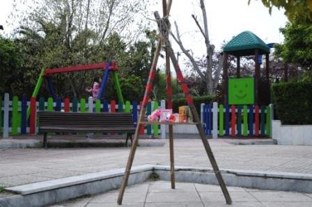 Κρεμάστρες αλληλεγγύης στο κέντρο της Αθήνας για ανταλλαγή τροφίμων και ρούχων [εικόνες]  | iefimerida.gr 2