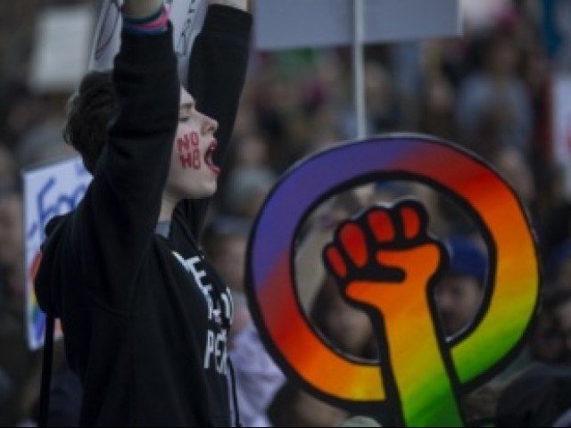 Ακτιβίστριες με καπνογόνα στο Κρεμλίνο: Ζητούν γυναίκες στην εξουσία [εικόνες & βίντεο]  | iefimerida.gr 1