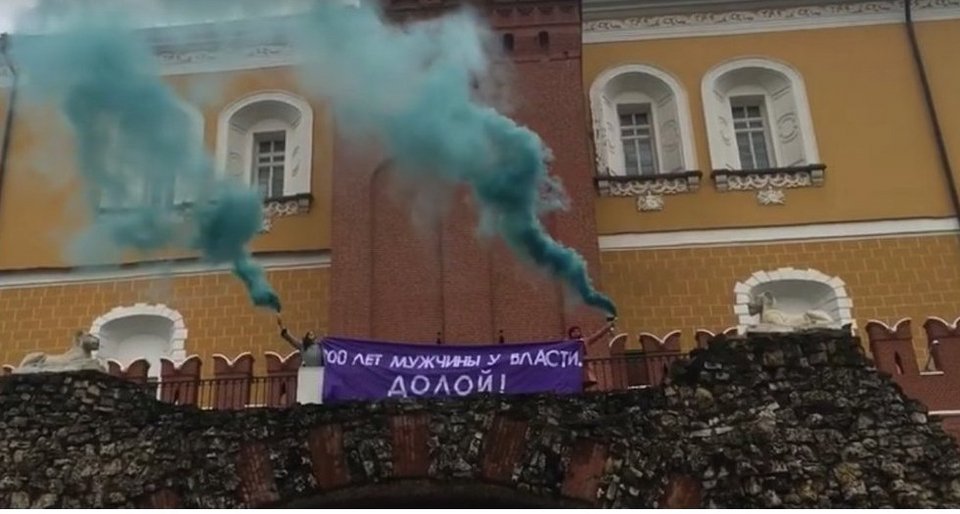 Ακτιβίστριες με καπνογόνα στο Κρεμλίνο: Ζητούν γυναίκες στην εξουσία [εικόνες & βίντεο]  | iefimerida.gr 3