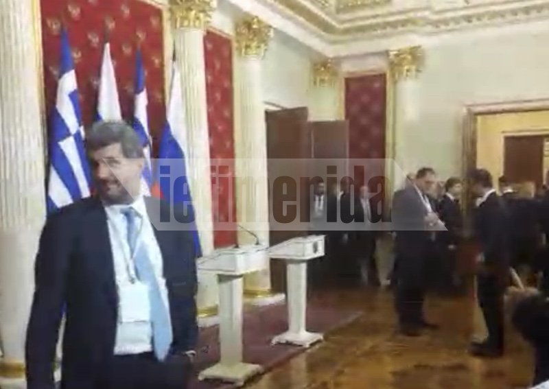 Η προετοιμασία πριν από τη συνέντευξη Τύπου 