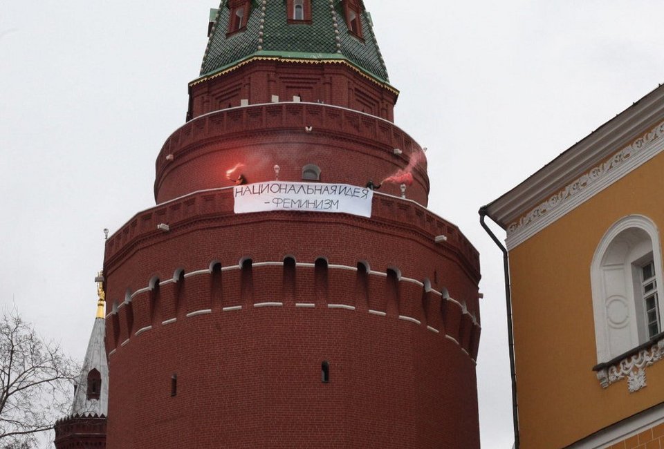 Ακτιβίστριες με καπνογόνα στο Κρεμλίνο: Ζητούν γυναίκες στην εξουσία [εικόνες & βίντεο]  | iefimerida.gr 0