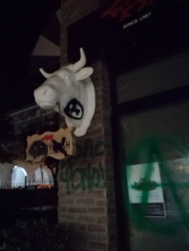 Ξαναχτύπησαν οι αντισπισιστές -Βανδαλισμοί σε κρεοπωλεία και ιχθυοπωλεία στο Παλαιό Φάληρο [εικόνες] | iefimerida.gr 3