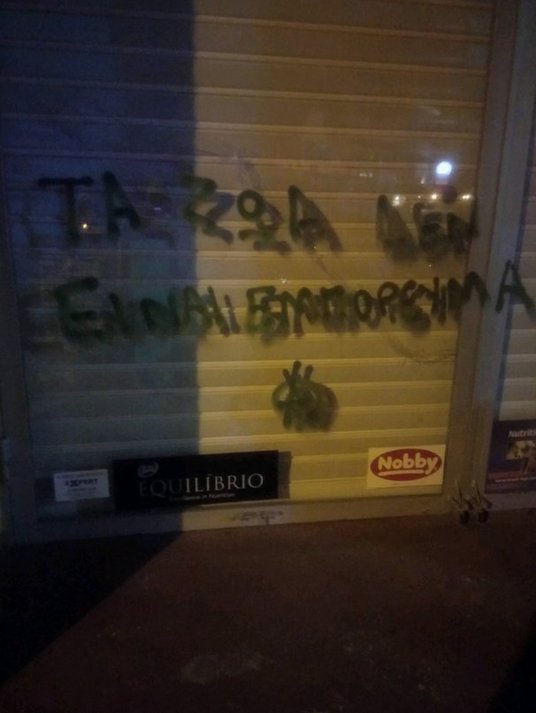 Νέοι βανδαλισμοί σε pet shop και κρεοπωλεία από αναρχικούς [εικόνες] | iefimerida.gr 3