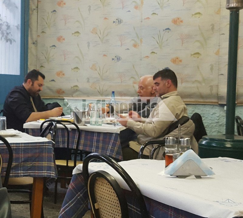 Ο Κρέτσος σε «αγαπησιάρικο» ραντεβού με Βαξεβάνη-Καρτερό -Ουζάκι και μεζέδες σε ταβέρνα της Συγγρού [εικόνες] | iefimerida.gr 1