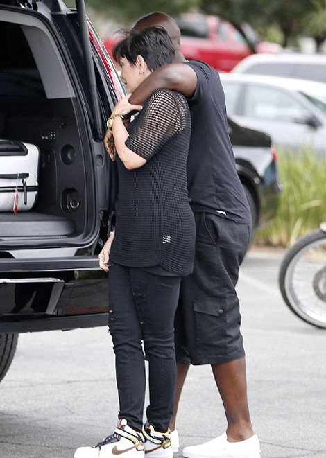 Η μητέρα της Κιμ Καρντάσιαν χαριεντίζεται με νεαρό, 17 χρόνια μικρότερό της [εικόνες] | iefimerida.gr 9