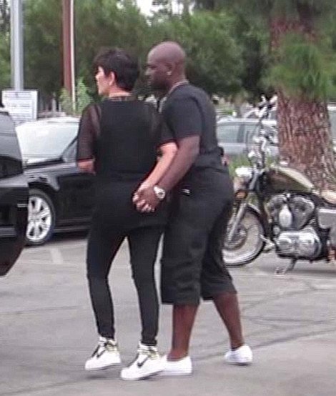 Η μητέρα της Κιμ Καρντάσιαν χαριεντίζεται με νεαρό, 17 χρόνια μικρότερό της [εικόνες] | iefimerida.gr 1