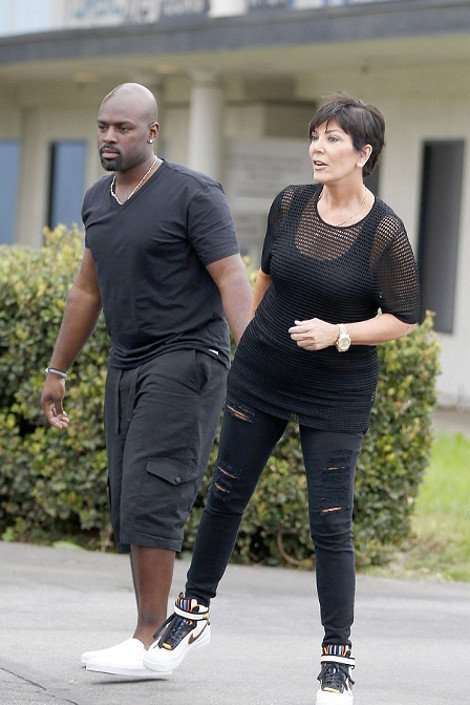 Η μητέρα της Κιμ Καρντάσιαν χαριεντίζεται με νεαρό, 17 χρόνια μικρότερό της [εικόνες] | iefimerida.gr 3