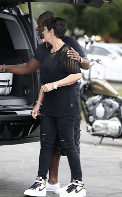 Η μητέρα της Κιμ Καρντάσιαν χαριεντίζεται με νεαρό, 17 χρόνια μικρότερό της [εικόνες] | iefimerida.gr 7