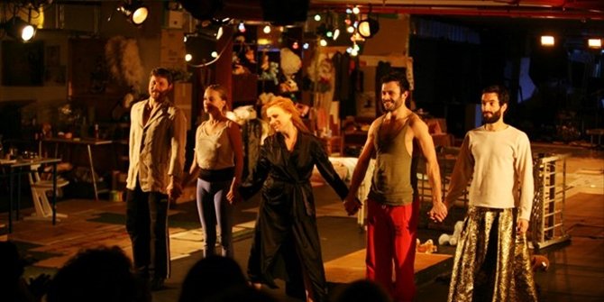 Αυτός είναι ο σύντροφος της Καρυοφυλλιάς Καραμπέτη [εικόνες] | iefimerida.gr 1