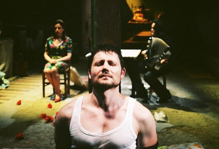 Σπάνια εμφάνιση της Καρυοφυλλιάς Καραμπέτη με τον νεότατο σύντροφό της [εικόνες] | iefimerida.gr 1