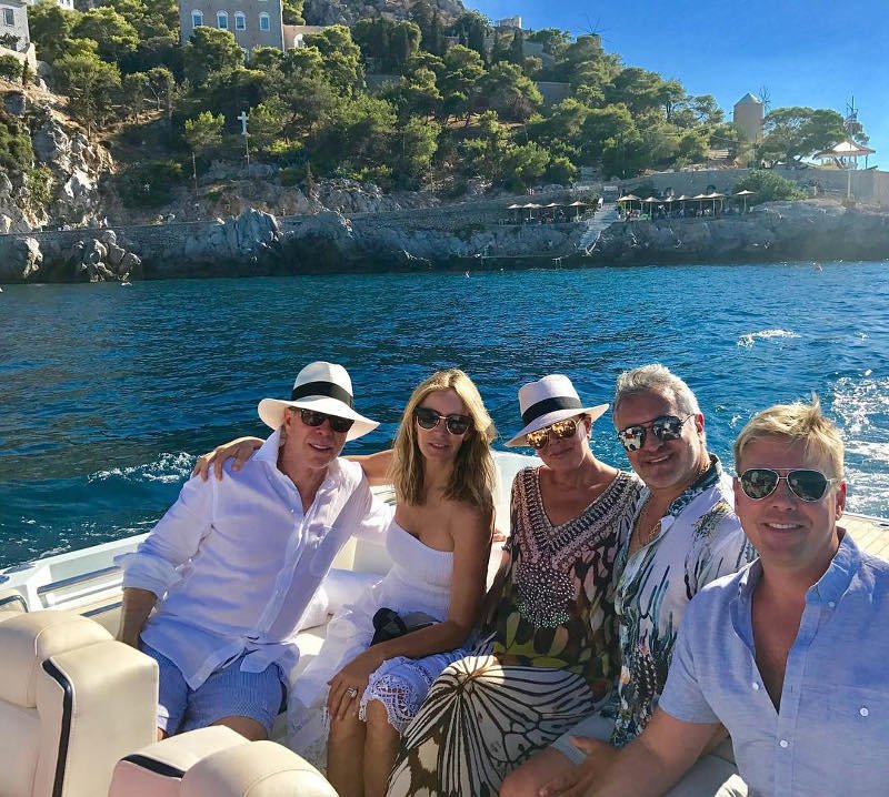 Η μητέρα των αδελφών Καρντάσιαν μαζί με τον Tommy Hilfiger κάνουν διακοπές στην Υδρα! [εικόνες] | iefimerida.gr 0