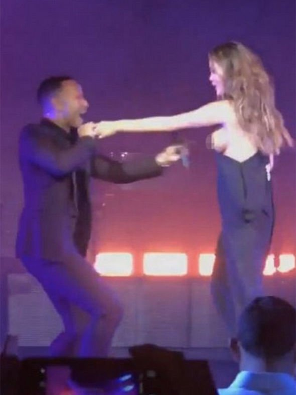 Το σέξι ατύχημα της Κρίσι Τέιγκεν επί σκηνής -Ολο το στήθος έξω [εικόνες] | iefimerida.gr 2