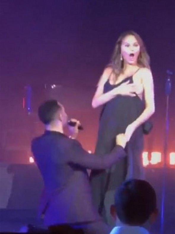 Το σέξι ατύχημα της Κρίσι Τέιγκεν επί σκηνής -Ολο το στήθος έξω [εικόνες] | iefimerida.gr 0