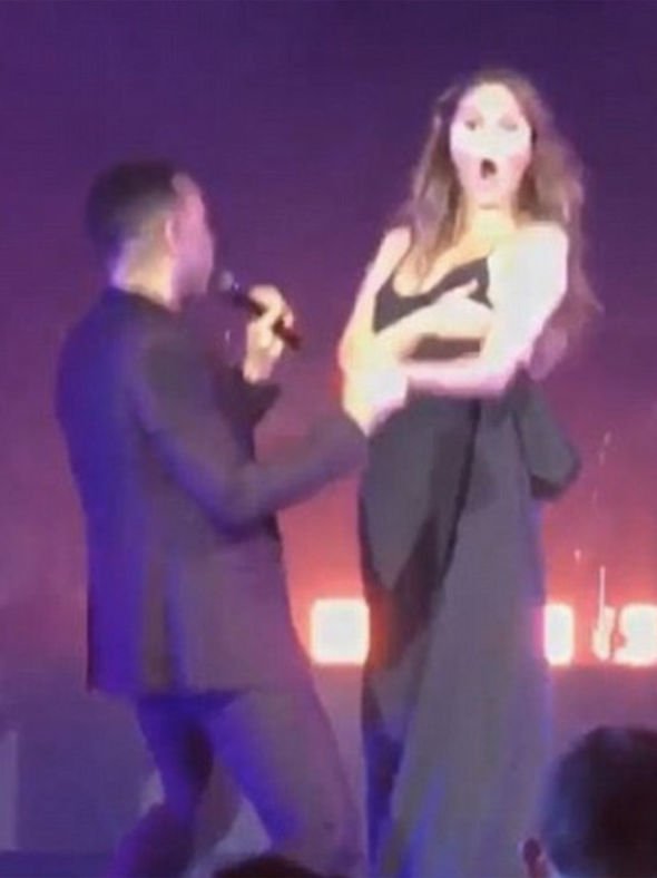 Το σέξι ατύχημα της Κρίσι Τέιγκεν επί σκηνής -Ολο το στήθος έξω [εικόνες] | iefimerida.gr 1