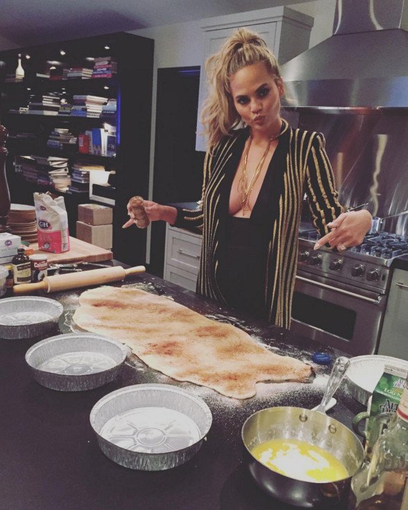 Οι 22 φωτογραφίες που αποδεικνύουν ότι η Κρίσι Τέιγκεν είναι η πιο σέξι έγκυος όλων των εποχών [εικόνες] | iefimerida.gr 11