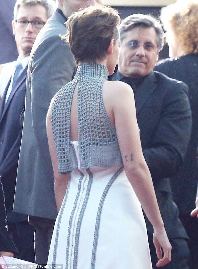 Της γλίστρησε το στράπλες την ώρα που μιλούσε στο κοινό [εικόνες & βίντεο] | iefimerida.gr 3