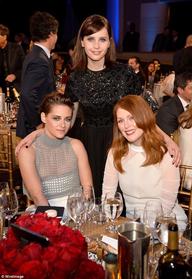 Της γλίστρησε το στράπλες την ώρα που μιλούσε στο κοινό [εικόνες & βίντεο] | iefimerida.gr 7