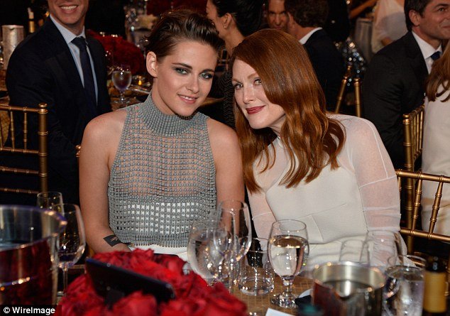 Της γλίστρησε το στράπλες την ώρα που μιλούσε στο κοινό [εικόνες & βίντεο] | iefimerida.gr 8