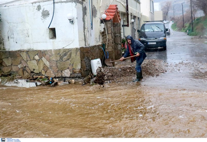 Χανιά: Συνεχίζονται οι έρευνες για τον 61χρονο -Επιχείρηση διάσωσης 7 εγκλωβισμένων | iefimerida.gr 3