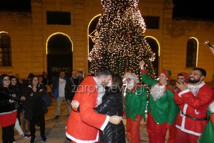 Θεός Κρητικός: Ντύθηκε Αγιος Βασίλης και έκανε πρόταση γάμου στην ανυποψίαστη σύντροφό του [εικόνες & βίντεο] | iefimerida.gr 1