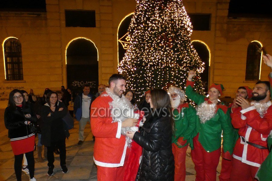 Θεός Κρητικός: Ντύθηκε Αγιος Βασίλης και έκανε πρόταση γάμου στην ανυποψίαστη σύντροφό του [εικόνες & βίντεο] | iefimerida.gr 0