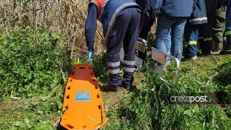 Διασώστες πήγα φορεία στο σημείο