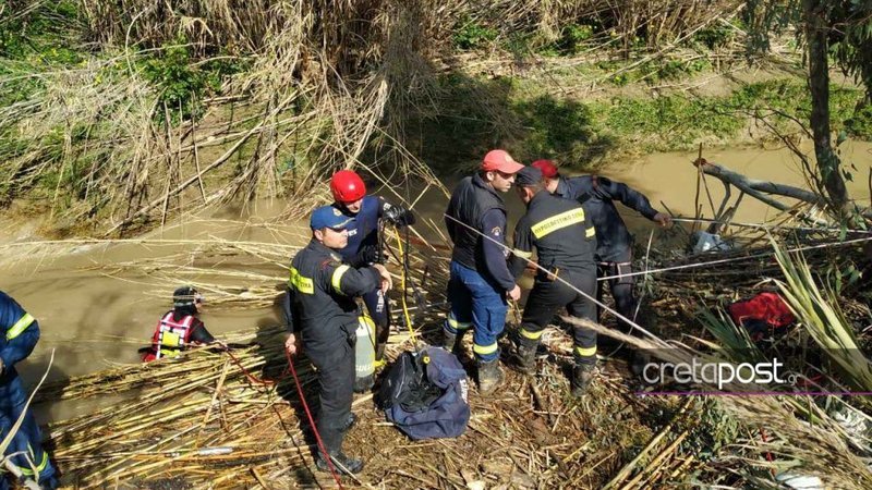 Τραγωδία στην Κρήτη: Βρέθηκαν και οι 4 σοροί στο μοιραίο αυτοκίνητο | iefimerida.gr 7