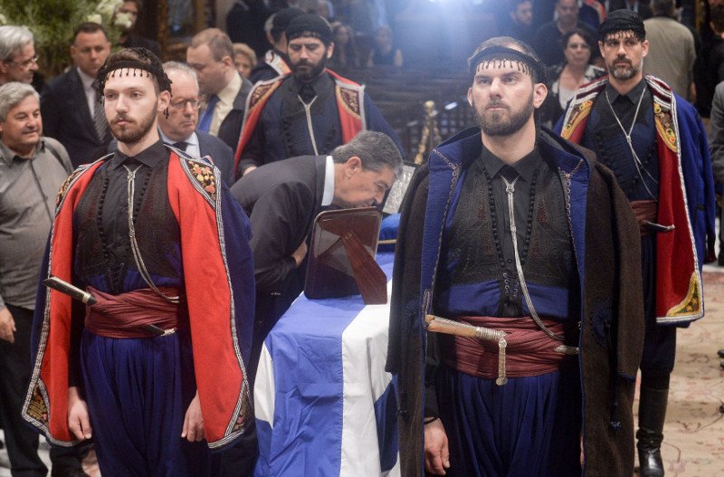 Βρακοφόροι από την Κρήτη στη Μητρόπολη Αθηνών αποχαιρετούν τον Κωνσταντίνο Μητσοτάκη [εικόνες] | iefimerida.gr 0