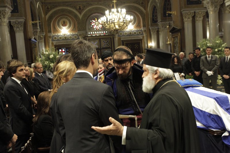 Βρακοφόροι από την Κρήτη στη Μητρόπολη Αθηνών αποχαιρετούν τον Κωνσταντίνο Μητσοτάκη [εικόνες] | iefimerida.gr 2